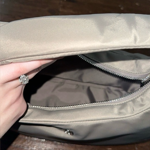 Lululemon City Essentials Shoulder Bag
4L Warm Ash Grey / Silver-NWT - Picture 12 of 12